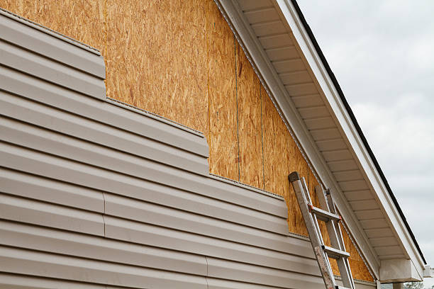 Professional Siding Contractor technician working in Richfield, OH